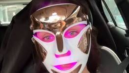 Flavia Pavanelli impressiona ao usar máscara de LED para cuidar da pele (Reprodução/Instagram)